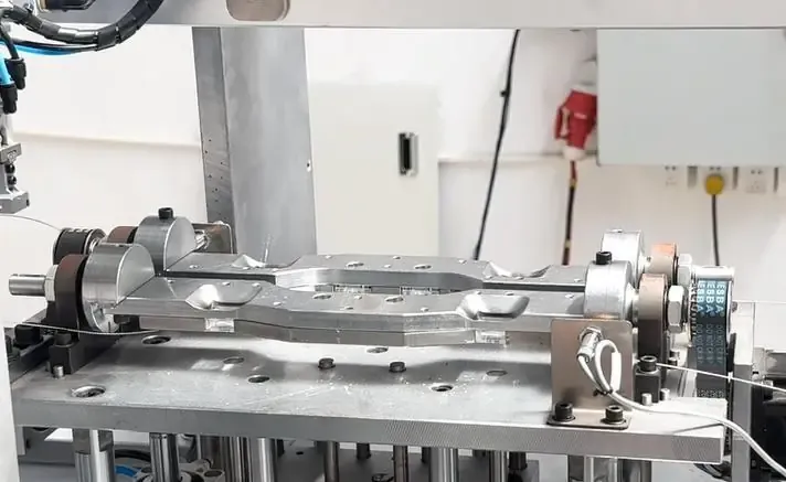 Meter seal automation fixture with rotary supports and a toothed drive belt