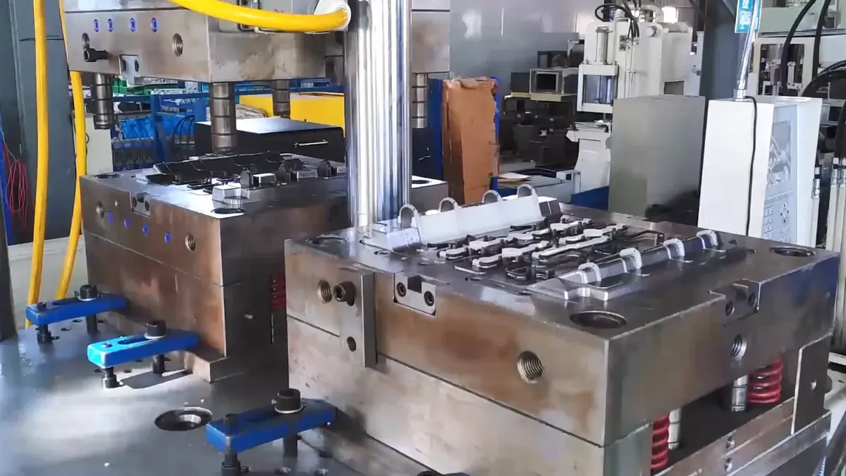 Seat Back Sinuous Spring Assembly: PP Overmolding on DA-2100.2R case study illustration